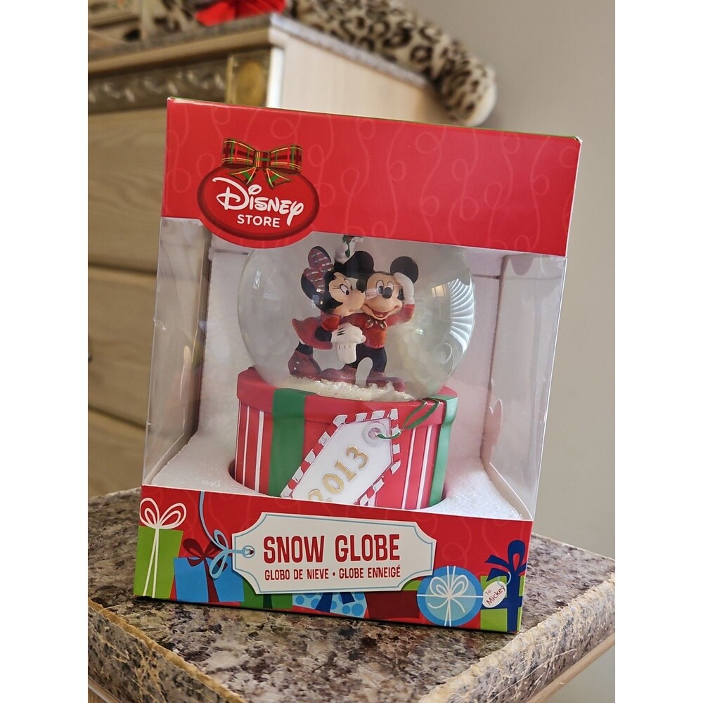 NIB 2013 Disney Store Mickey And Minnie Holiday Snow Globe